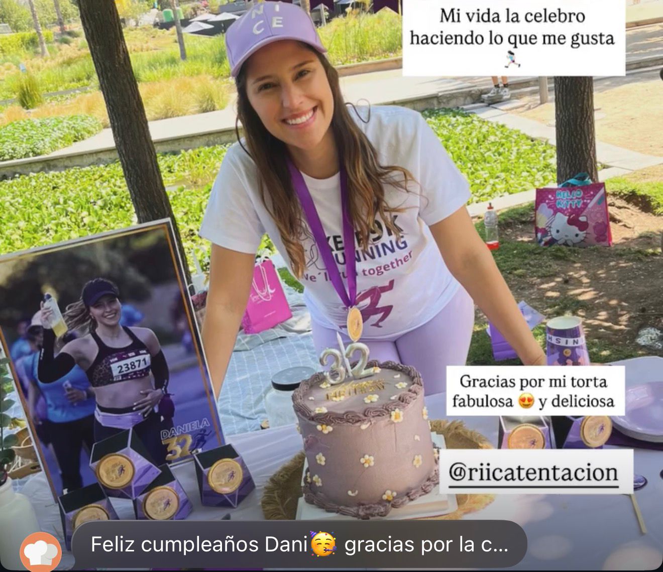 Daniela posando con su torta lila temática runner en su cumpleaños 32