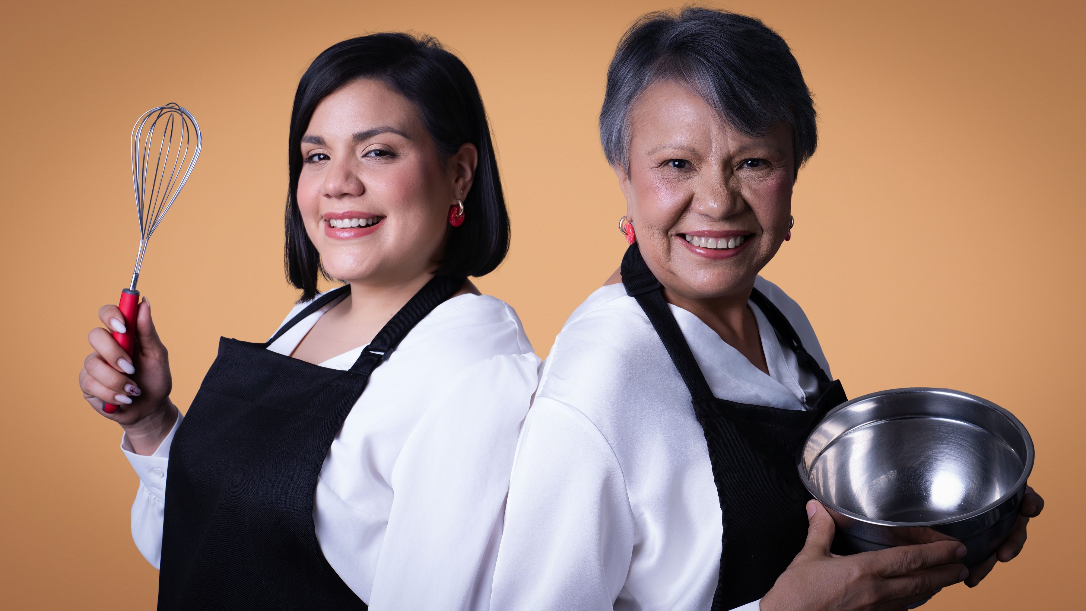 Equipo de Rica Tentación: madre e hija en su sesión de marca, sonriendo con sus utensilios de repostería